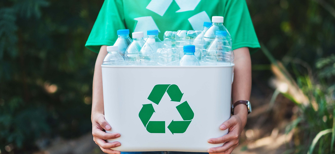 พนักงานถือถังรีไซเคิลพลาสติก